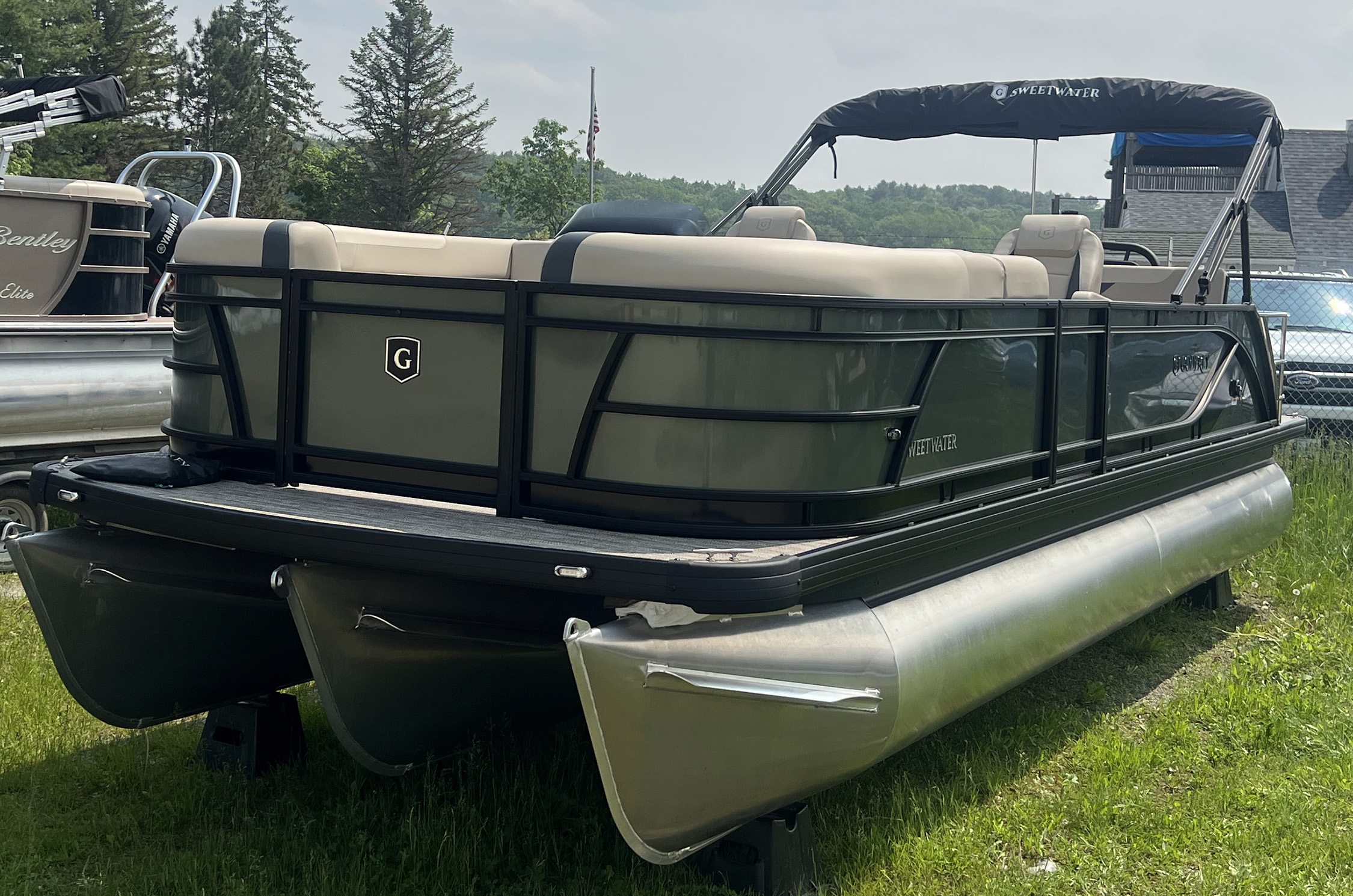 2025 Godfrey SW2286SFLC Triple Pontoon Boat - Sage 2025 Godfrey SW2286SFLC Triple Pontoon Boat - Sage